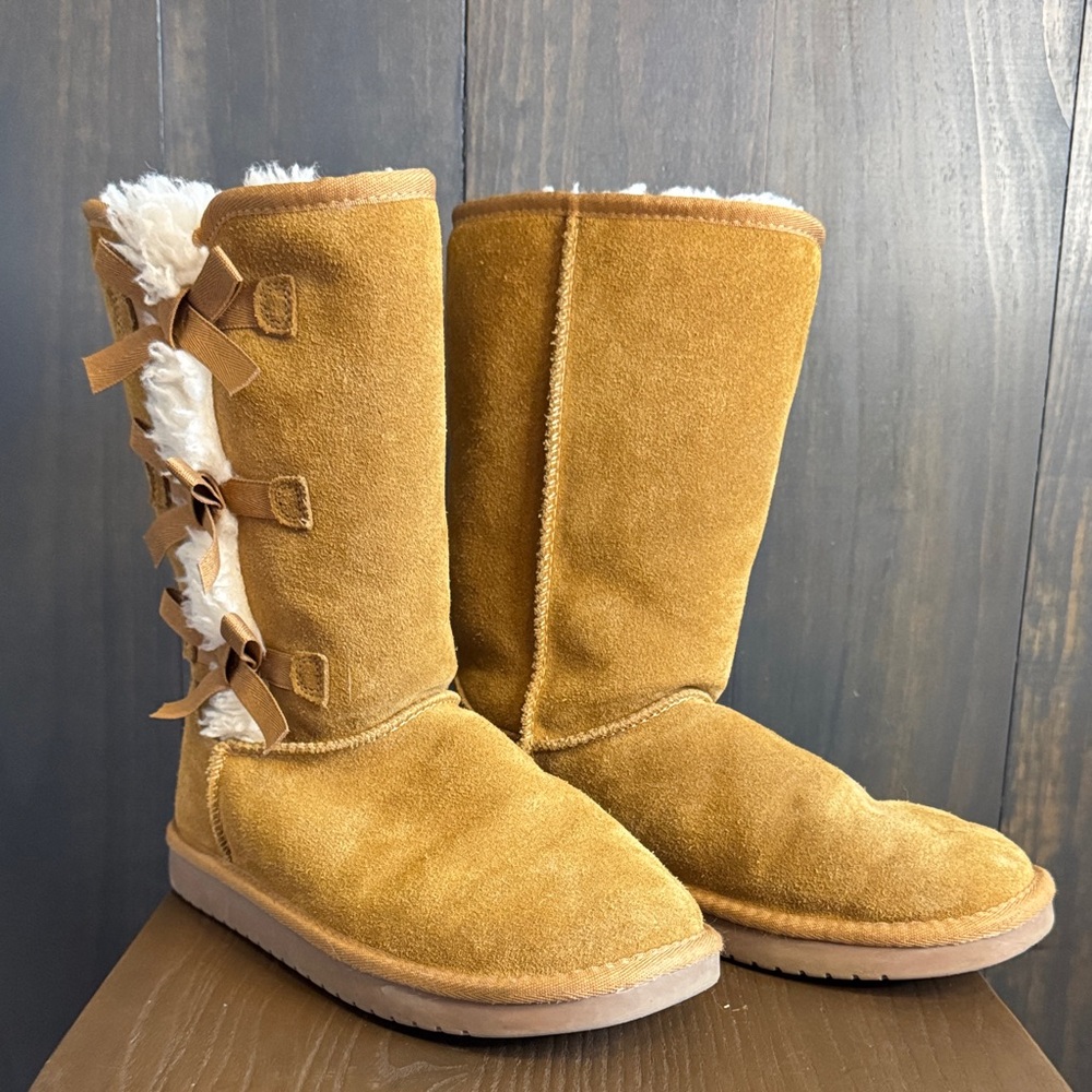 Koolaburra by UGG Cozy Tan Suede Boots with Bow Accents Youth Kids Girls Sz. 4